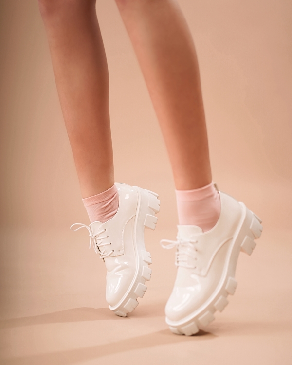 Tayla fehér alkalmi női cipő, lakkozott műbőrből készült - Kalapod.hu