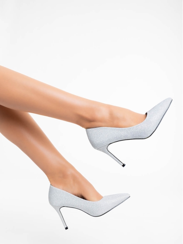 Odella ezüstszínű női magassarkú cipő textil anyagból - Kalapod.hu